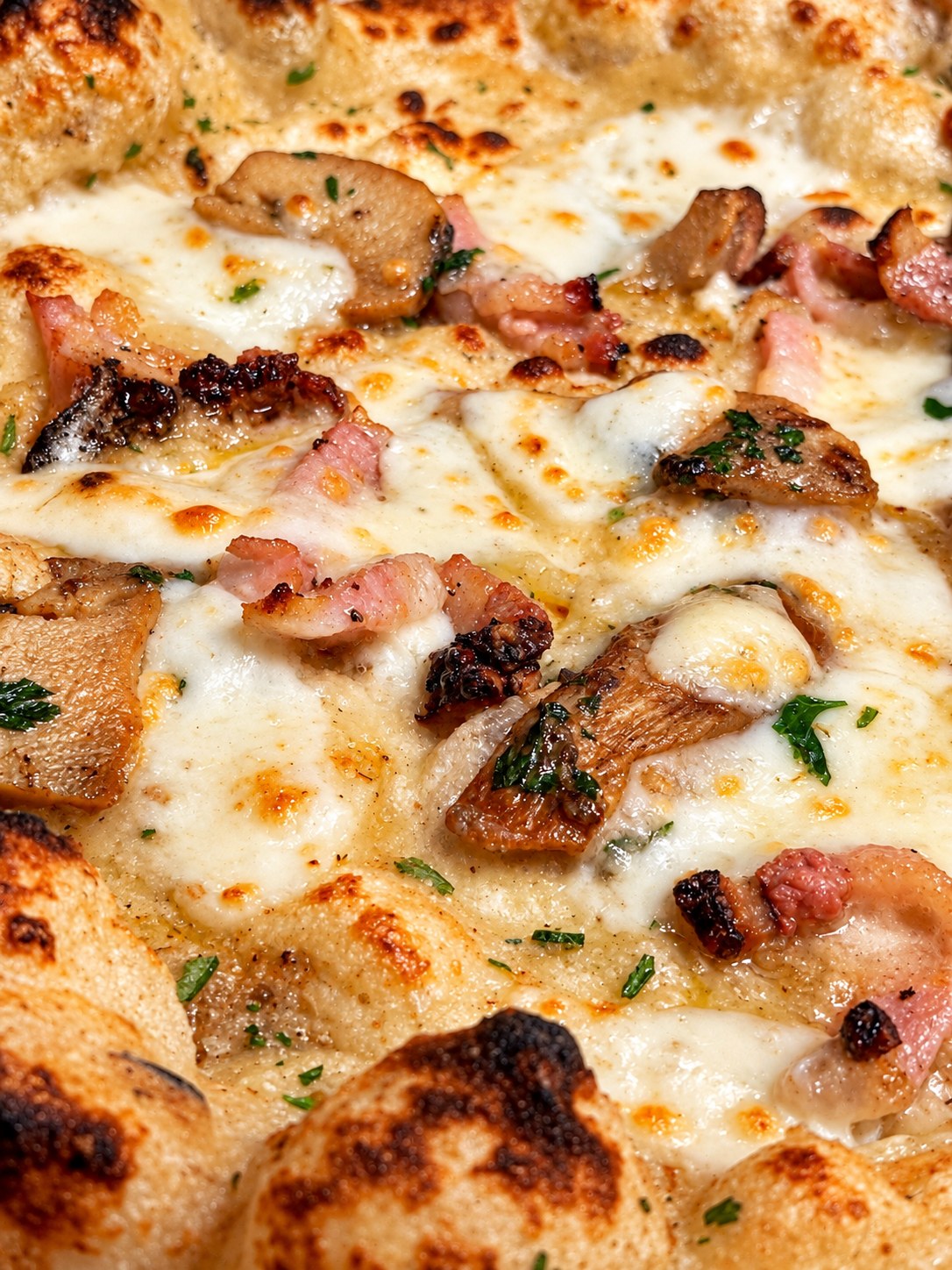 La pizza Sciara di Novus, con funghi e guanciale croccante